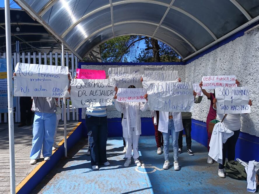 Alumnos de medicina de la Universidad para el Bienestar Benito Juárez con sede en Huasca pidieron más profesores porque sólo cuentan con uno que atiende 300 estudiantes.
Fotos: Lourdes Naranjo