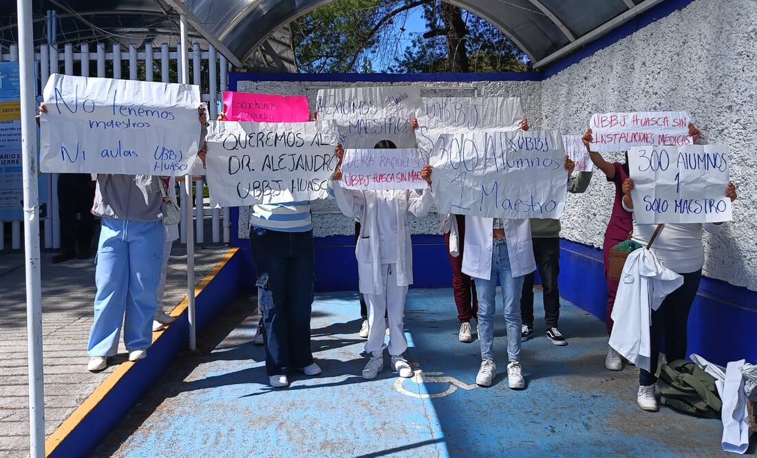 Alumnos de medicina de la Universidad para el Bienestar Benito Juárez con sede en Huasca pidieron más profesores porque sólo cuentan con uno que atiende 300 estudiantes.
Fotos: Lourdes Naranjo