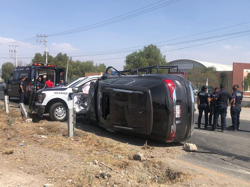 Choca camioneta contra patrulla en bulevar Las Torres | Foto: Enrique Morán