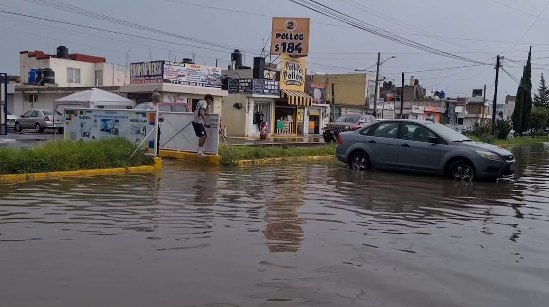Las torrenciales lluvias provocaron que de nuevo se sobrepasara la capacidad de almacenamiento de esta infraestructura hídrica, ocasionando inundaciones en locales y viviendas  I Foto: Giovanni Flores
