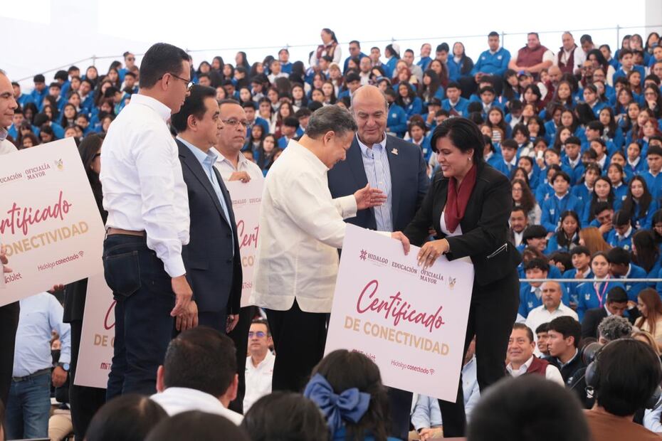 Gobierno de Hidalgo invierte en educación con entrega de tabletas y conectividad | Foto: Luis Soriano
