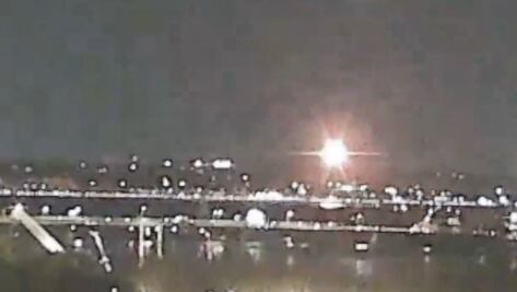 Video: Choca un avión y un helicóptero en Washington; a bordo iban 64 personas