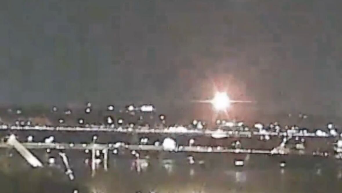 Un avión con 64 pasajeros y un helicóptero Blawk Hawk chocaron en Washington Foto: toma de video