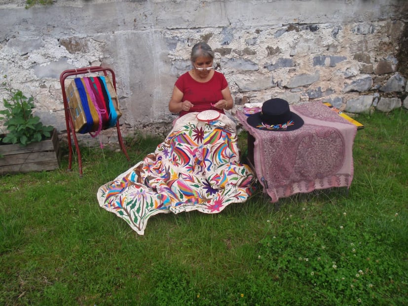 María de los Ángeles Licona San Juan, bordadora que en 2024 colaboró en la colección Resort 25 de la marca Carolina Herrera, formó parte en las actividades del Encuentro Nacional de Bordadoras y Bordadoras I Foto: Especial