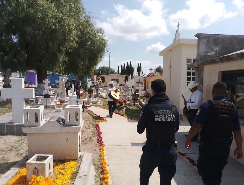 Panteones de Mineral de la Reforma se llenan de familias en el Día de Muertos | Foto: Especial