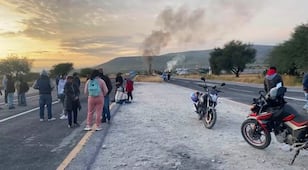 Suma más de 16 horas bloqueo de la carretera Ixmiquilpan-Actopan
