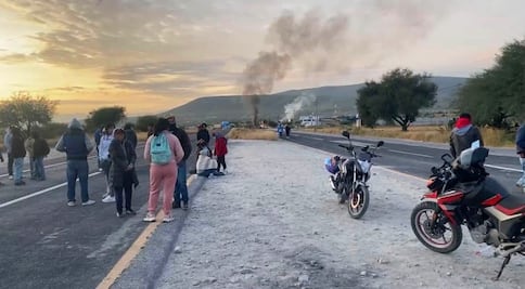 Suma más de 16 horas bloqueo de la carretera Ixmiquilpan-Actopan