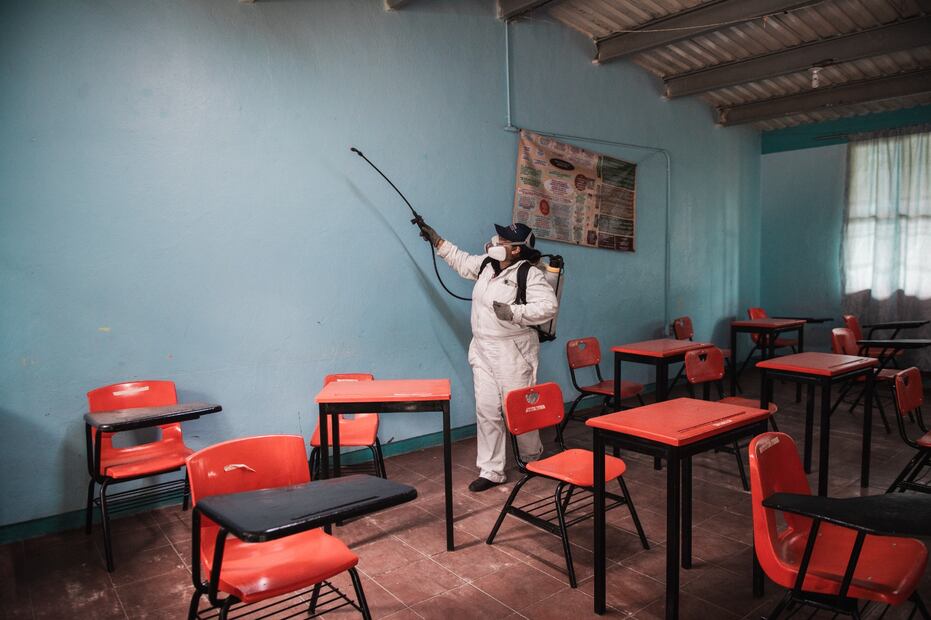 Fumigan más de 40 escuelas en Tepetitlán por presencia de mosco Culex | Foto: especial