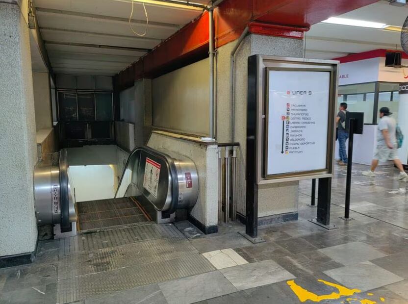 Sube escaleras del Metro al revés y se atora tenis por cordón suelto | Foto: Especial