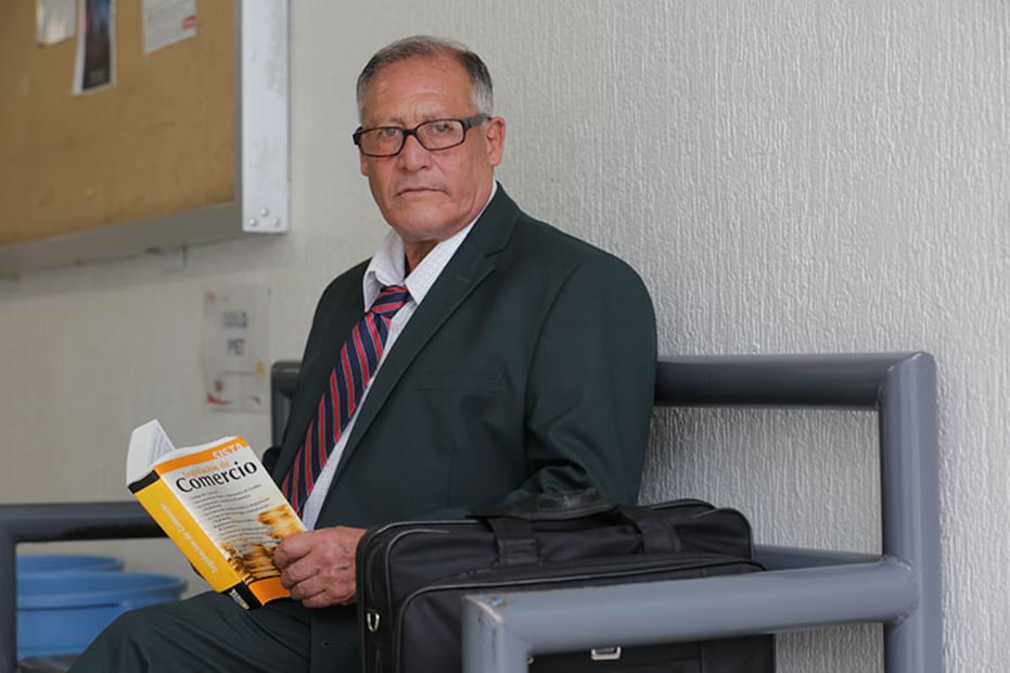 A los 66 años, vuelve a las aulas para cumplir el sueño de titularse en Derecho | Foto: UAEH