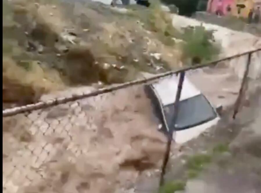 Un auto fue arrastrado por la corriente de un arroyo que se formó por las lluvias en Pachuca I Foto: Toma de video