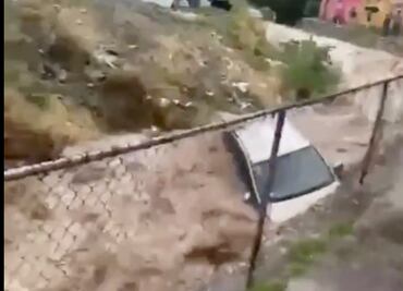 Video: Arroyo formado por las lluvias arrastran auto en el barrio La Españita en Pachuca