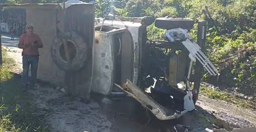 Adulto mayor queda herido al caer su camión a un barranco en Huejutla