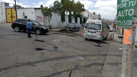 Transportistas de la ruta Metilatla bachean calles de Tulancingo