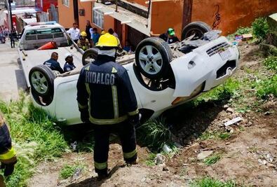 Camioneta cae de pendiente en Pachuca y deja cinco heridos