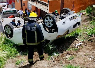 Camioneta cae de pendiente en Pachuca y deja cinco heridos