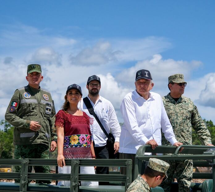 AMLO, Mara Lezama y Luis Cresencio Sandoval en la supervisión del Aeropuerto Internacional de Tulum Felipe Carrillo Puerto | Foto: Twitter