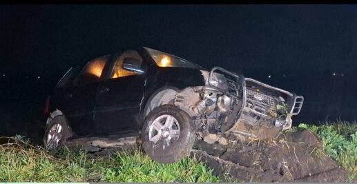 Camioneta sale del camino en la autopista México–Tuxpan; no hubo lesionados