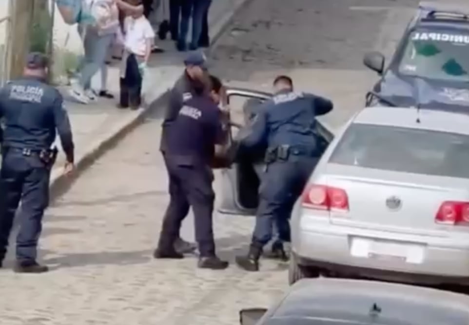 Difunden video en Huasca de policías implementado uso excesivo de la fuerza contra un adulto mayor I Foto: Toma de video