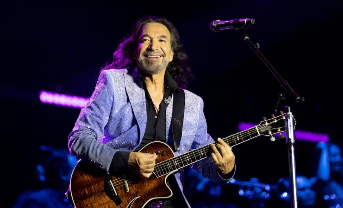 El cantautor mexicano Marco Antonio Solís, “el Buki”, en su concierto Más cerca de ti Wourld Tour 2025 en el Estadio GNP, de la Ciudad de México. Fotos: Hugo Salvador El Universal