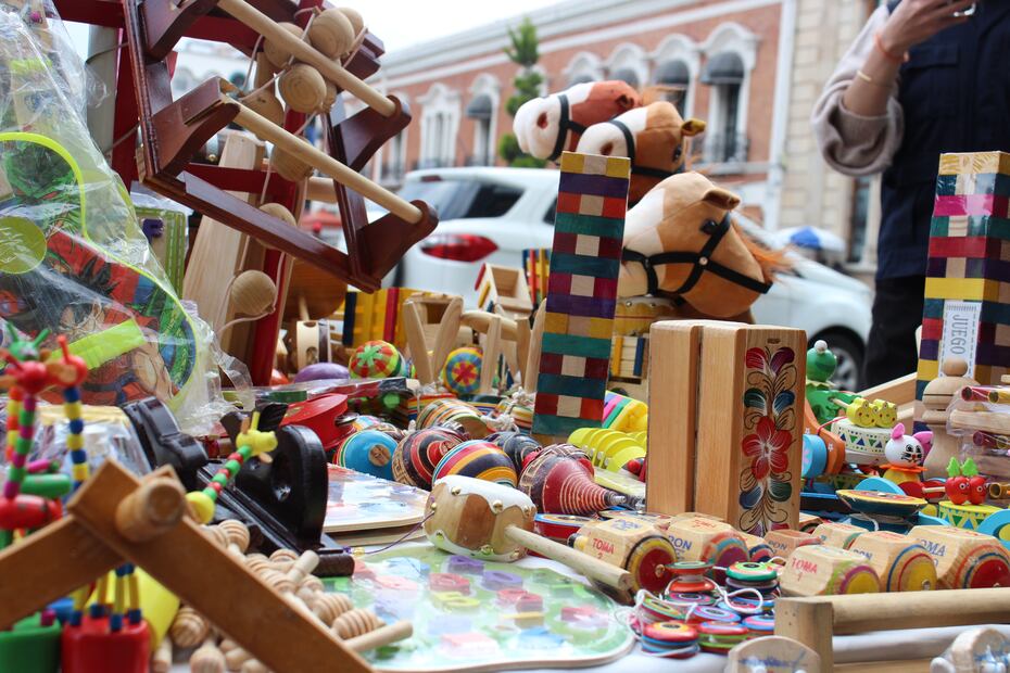 Juan mantiene viva la tradición familiar de juguetes de madera en Pachuca | Foto: Cinthya Carbajal