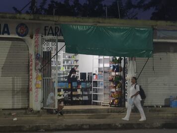 Denuncian cobros excesivos y reventa de insumos frente al Hospital Regional de la Huasteca 