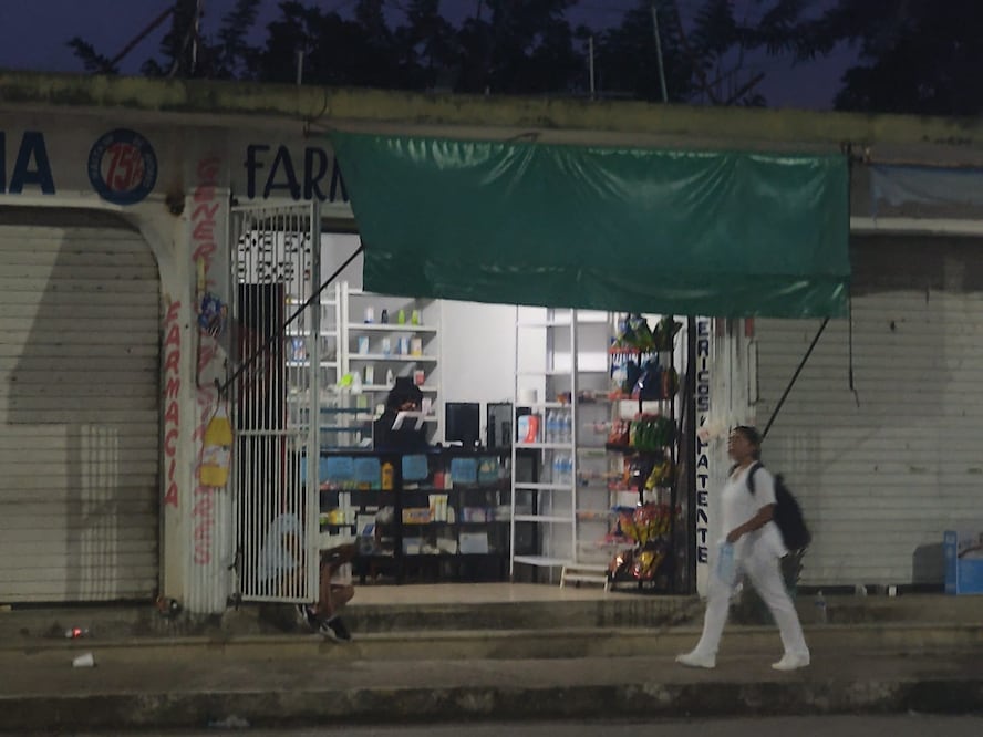 La farmacia con razón social San Martín Caballero, ubicada frente a las instalaciones del hospital, incurre en sobreprecio constante aprovechándose de la urgencia de las familias. I Foto. Especial