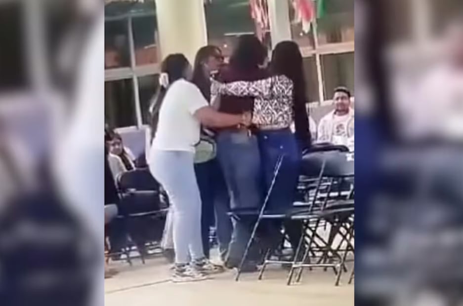 Denuncian agresión entre trabajadora y alumno en la Normal Sierra Hidalguense I Foto:Toma de video