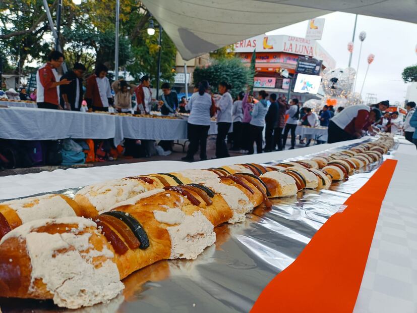 Estudiantes de gastronomía elaboran una monumental Rosca de Reyes de 200 metros | Foto: Grisel Lira