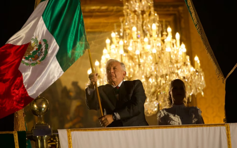 Andrés Manuel López Obrador dando el quinto Grito de Independencia del sexenio. Foto: Germán Espinosa