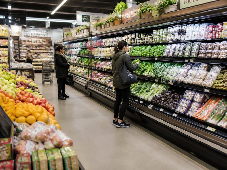 Empresas de alimentos, bebidas y cuidado personal recuperan 60% de lo robado I Foto: Canva IA
