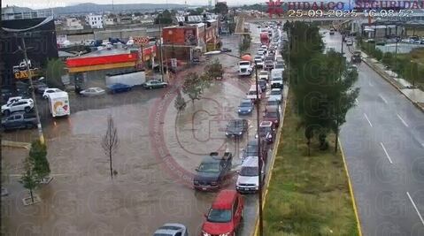 Lluvias provocan encharcamientos en Mineral de la Reforma; autoridades realizan labores de desfogue