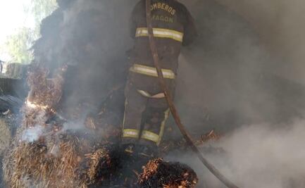 Incendio consume bodega con 800 pacas de zacate en Ixmiquilpan
