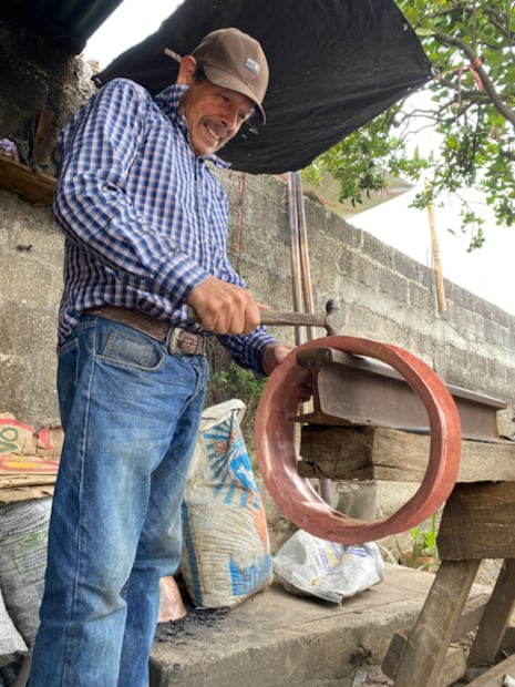 Luciano Guzmán Gutiérrez pone sus manos ya curtidas sobre el vientre redondo de un alambique recién creado. Dice que “cada uno tiene su propio carácter”, como si hablara de una persona. I Foto: Luis Soriano