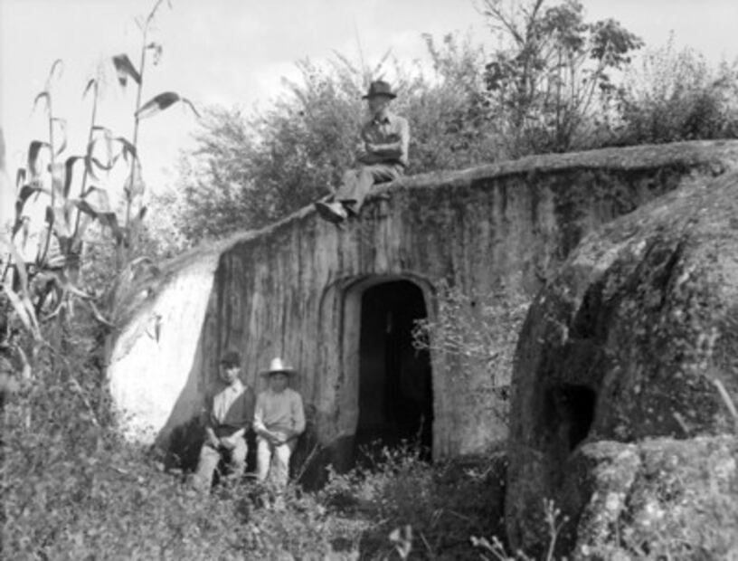 La Casa en la Piedra, un refugio tallado en Zacualtipán que guarda siglos de historia | Foto: Mediateca INAH