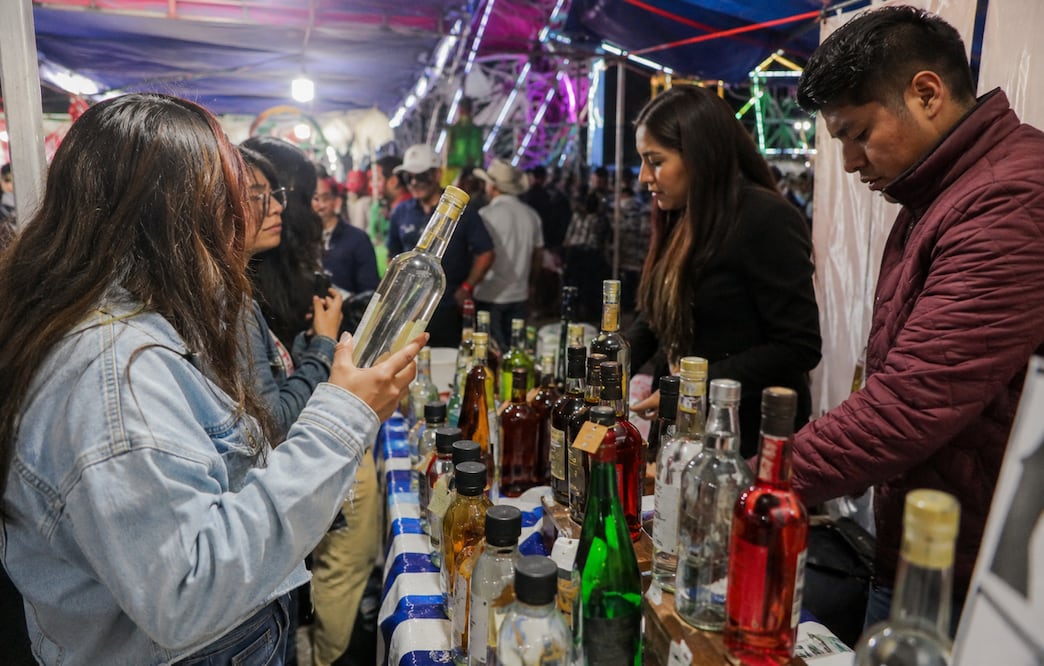 Vecinos avalan venta de alcohol durante la Feria de Los Angelitos en Tulancingo | imagen generada con IA