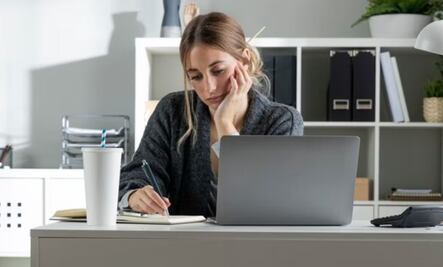 Cuál es el error común que comenten en sus carreras las personas y que genera infelicidad, según especialista de Harvard