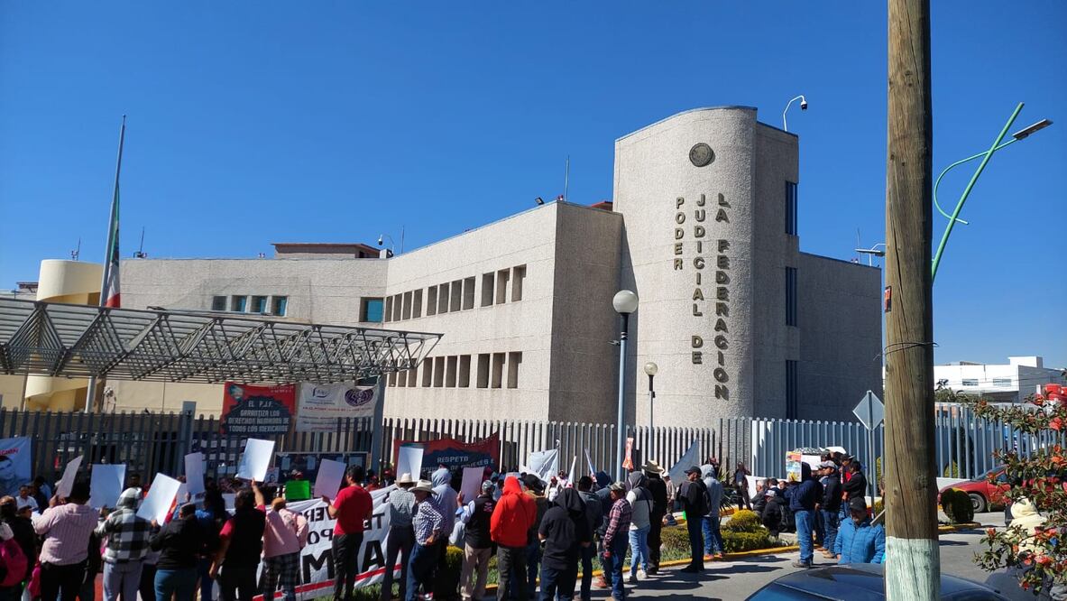 Al exterior del edificio del Poder Judicial de la Federación (PJF) se manifestaron simpatizantes de Armando N, ex presidente municipal de Progreso de Obregón