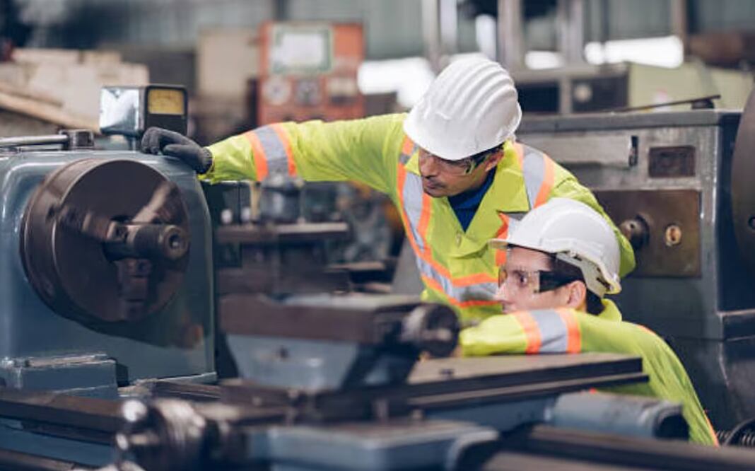 “Ahora la estrategia de trasladar la manufactura a regiones más baratas ya no es una opción clara ni segura en un mundo en constante evolución”, señala la firma Roland Berger. Foto: iStock