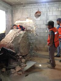 Cae roca sobre una casa y provoca daños estructurales en Metztitlán