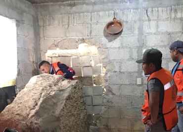 Cae roca sobre una casa y provoca daños estructurales en Metztitlán