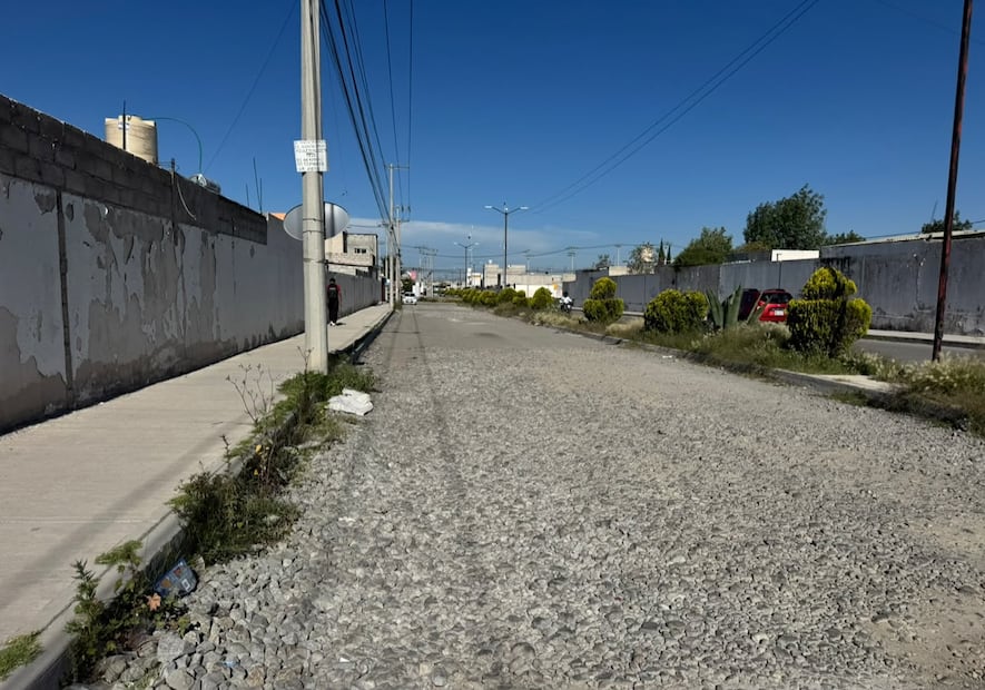 Las vialidades con mayores afectaciones son el bulevar principal de Haciendas de Tizayuca Norte, gran parte de las calles de la segunda sección y la calle Haciendas de Chavarría Sur donde la calle está llena de piedras, donde diariamente automovilistas y motociclistas deben sortear enormes desperfectos para llegar a sus destinos
Foto: Javier Quezada