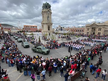 Pachuca conmemora la Independencia con desfile cívico-militar frente al Reloj Monumental