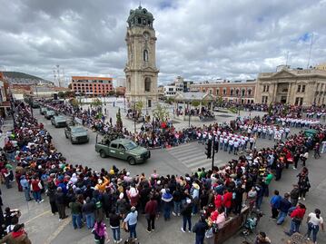 Pachuca conmemora la Independencia con desfile cívico-militar frente al Reloj Monumental