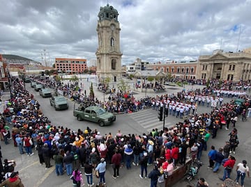 Pachuca conmemora la Independencia con desfile cívico-militar frente al Reloj Monumental