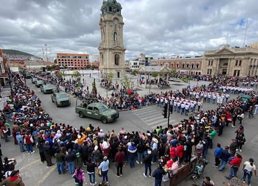 Pachuca conmemora la Independencia con desfile cívico-militar frente al Reloj Monumental