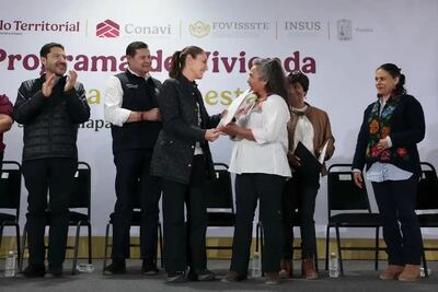 Sheinbaum entrega 240 viviendas y 577 condonaciones de crédito