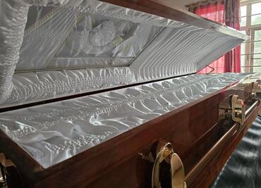 Hallan ataúdes robados y descubren punto de venta de drogas camuflado en dulces