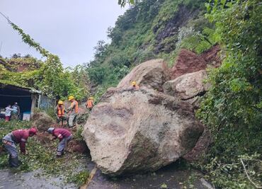 Derrumbe bloquea carretera Molango-Xochicoatlán, afectando tránsito y viviendas