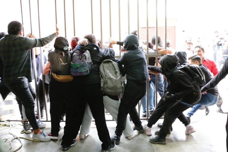 Violencia en la protesta de los estudiantes del IDA en el edificio de la UAEH Foto: Luis Soriano y Grisel Pérez